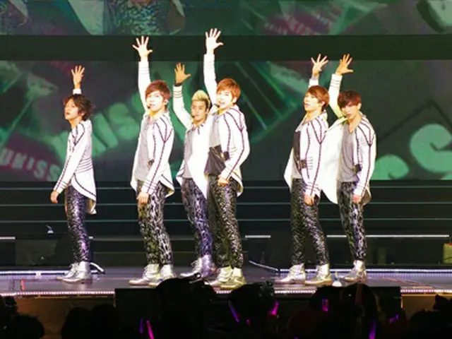 「U-KISS」
