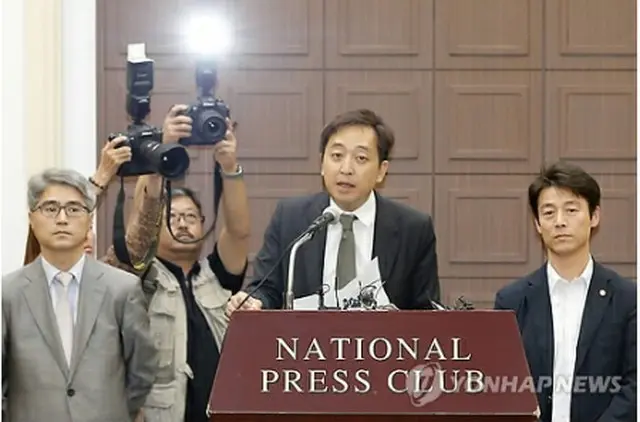 プレスセンターで会見する安哲秀氏側関係者＝６日、ソウル（聯合ニュース）