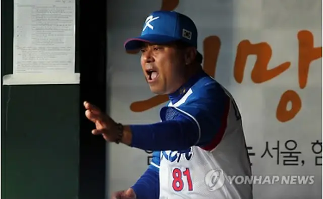 試合中に指示を出す李政勲監督＝6日、ソウル（聯合ニュース）