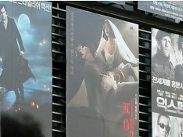 「ピエタ」を上映中のソウル市内の映画館＝（聯合ニュース）