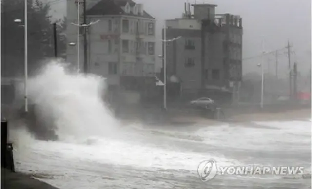 荒波が押し寄せる江原道の海岸道路＝17日、江陵（聯合ニュース）