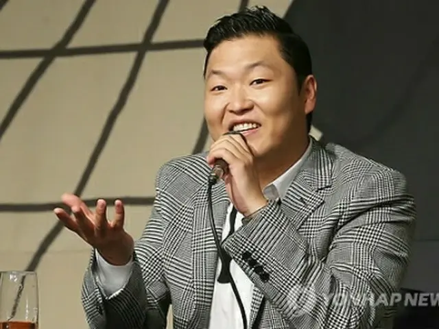 会見するPSY＝25日、ソウル（聯合ニュース）