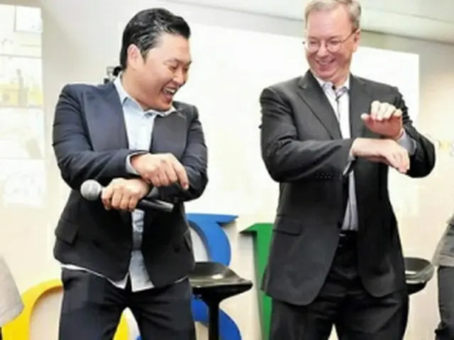 グーグル会長（右）と「馬ダンス」を踊るPSY（ユーチューブ提供）＝27日、ソウル（聯合ニュース）
