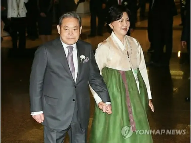 李健熙会長（左）と夫人の洪羅喜氏＝（聯合ニュース）