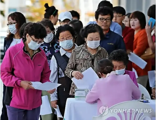 ガス流出が起きた被災地で検査のため、住民の採血が行われている＝8日、亀尾（聯合ニュース）