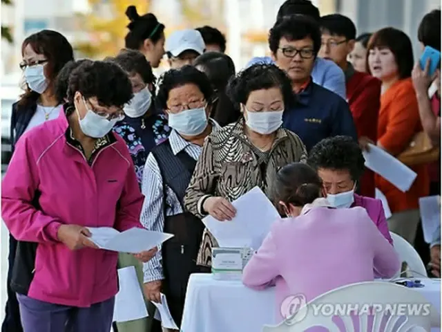 ガス流出が起きた被災地で検査のため、住民の採血が行われている＝8日、亀尾（聯合ニュース）