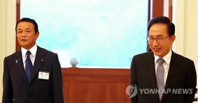 会談を行った李大統領（右）と麻生氏＝8日、ソウル（聯合ニュース）