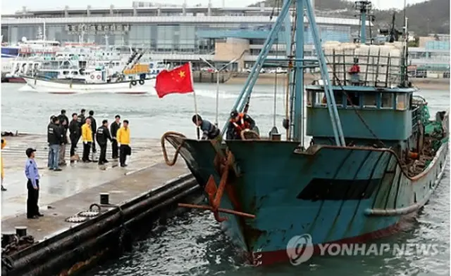 不法操業容疑で韓国当局が拿捕（だほ）した中国漁船＝（聯合ニュース）