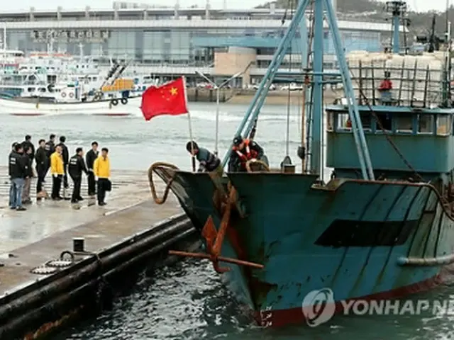不法操業容疑で韓国当局が拿捕（だほ）した中国漁船＝（聯合ニュース）