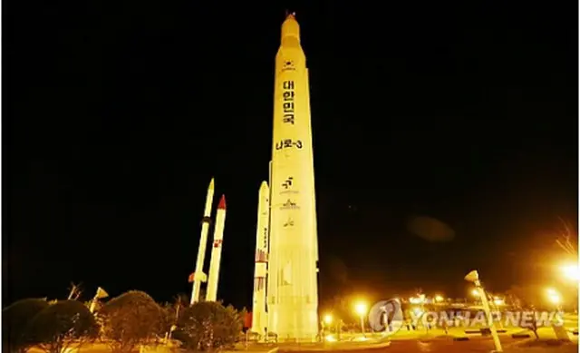 羅老宇宙センターに設置されたロケット「羅老」の模型＝（聯合ニュース）
