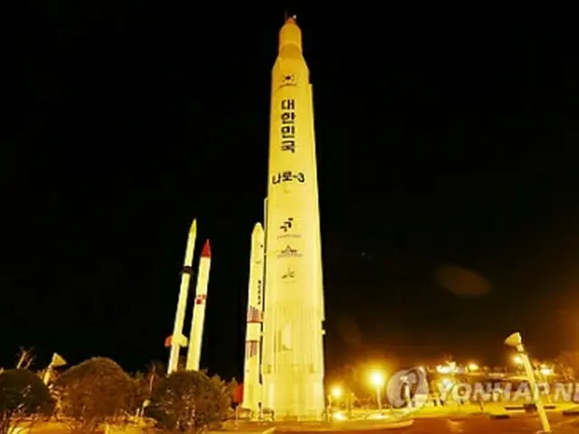 羅老宇宙センターに設置されたロケット「羅老」の模型＝（聯合ニュース）