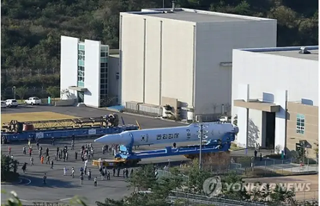 総合組み立て棟から発射台に移される「羅老」＝（聯合ニュース）