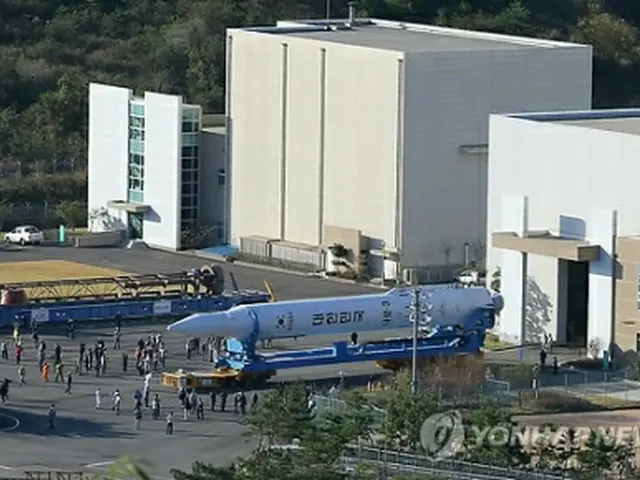 総合組み立て棟から発射台に移される「羅老」＝（聯合ニュース）