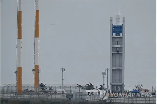 発射台に据え付けられたロケット＝24日、高興（聯合ニュース）