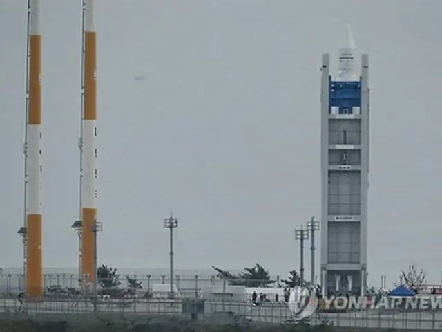 発射台に据え付けられたロケット＝24日、高興（聯合ニュース）