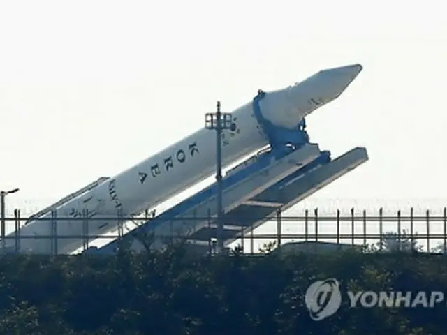 異常が見つかり地上に降ろされた「羅老」＝２６日、全羅南道・高興（聯合ニュース）