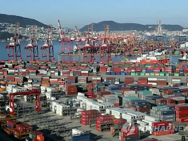 釜山港から輸出入されているコンテナ貨物＝（聯合ニュース）