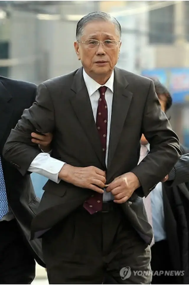 検察に出頭する李相殷氏＝1日、ソウル（聯合ニュース）