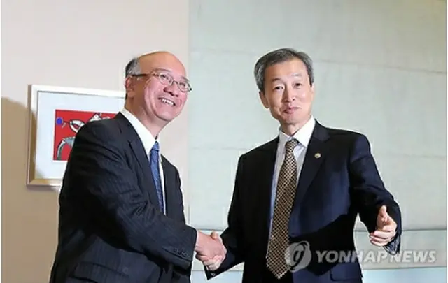 安豪榮次官（右）と握手を交わす別所大使＝1日、ソウル（聯合ニュース）