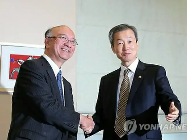 安豪榮次官（右）と握手を交わす別所大使＝1日、ソウル（聯合ニュース）