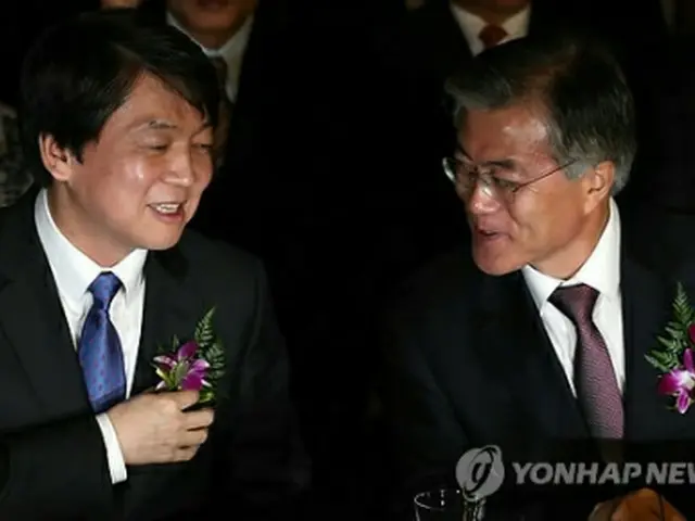 文在寅氏（右）と安哲秀氏＝（聯合ニュース）