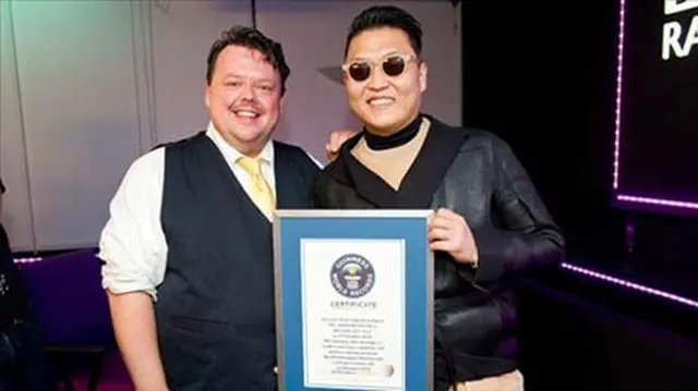 PSY（右）