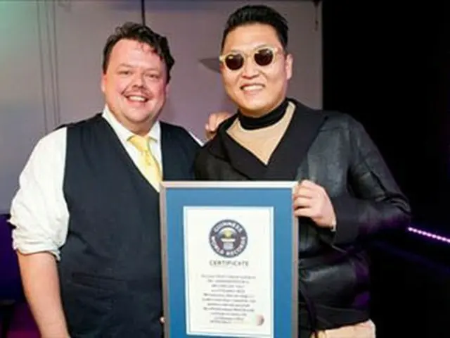 PSY（右）