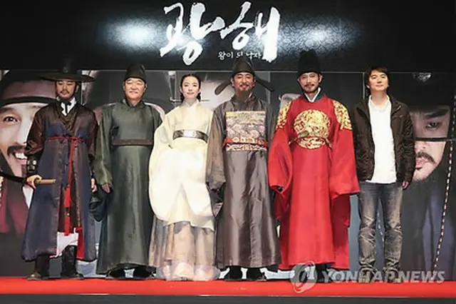 韓国映画「王になった男」の監督と出演俳優ら