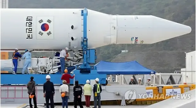異常が見つかり発射台から下された羅老＝（聯合ニュース）