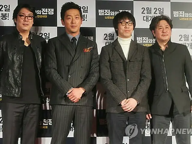 映画「犯罪との戦争:悪い奴らの戦争時代」出演俳優とユン・ジョンビン監督（右から2番目）