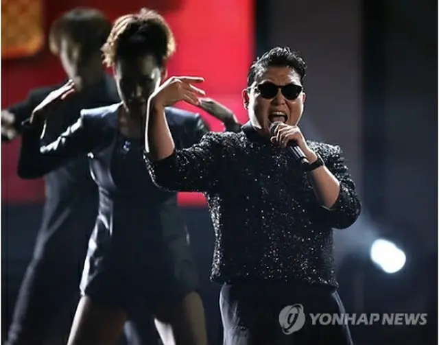 AMAで公演するPSY＝18日、ロサンゼルス（AP＝聯合ニュース）