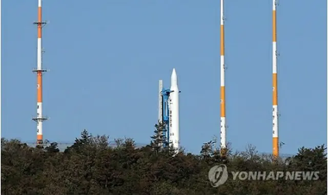 発射台に立てられた「羅老」＝（聯合ニュース）