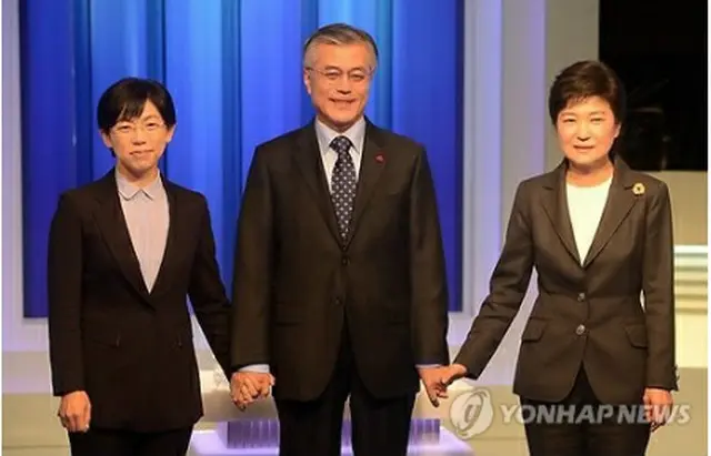 前回のテレビ討論会で握手する3候補。左から李氏、文氏、朴氏＝（聯合ニュース）＝（聯合ニュース）
