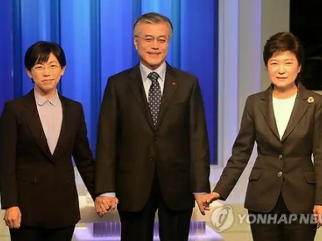 前回のテレビ討論会で握手する3候補。左から李氏、文氏、朴氏＝（聯合ニュース）＝（聯合ニュース）
