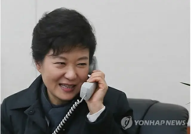 潘基文国連事務総長からの電話を受ける朴槿恵氏＝２０日、ソウル（聯合ニュース）