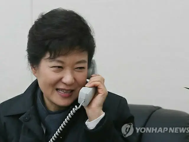 潘基文国連事務総長からの電話を受ける朴槿恵氏＝２０日、ソウル（聯合ニュース）