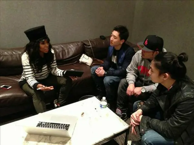 グループ「AZIATIX」とスタイリストのJune Ambrose（一番左）