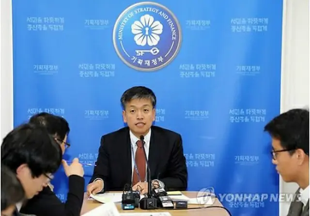 来年の経済政策方向について会見する企画財政部関係者＝27日、世宗（聯合ニュース）