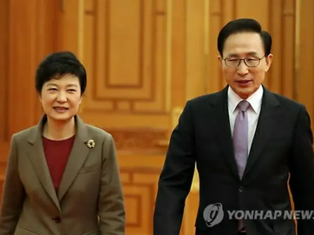 青瓦台を訪れた朴槿恵氏（左）と李明博大統領＝28日、ソウル（聯合ニュース）