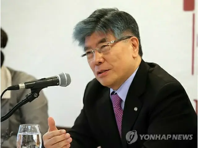 外信記者クラブで会見を行う金仲秀総裁=14日、ソウル(聯合ニュース)