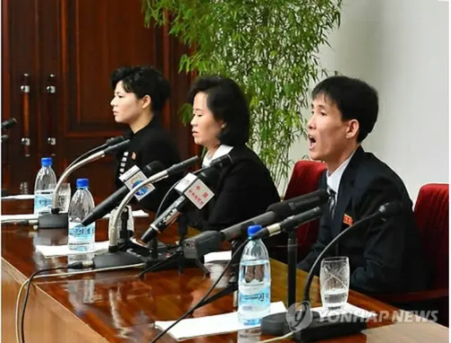 記者会見を行う元脱北者ら＝24日、ソウル（朝鮮中央通信＝聯合ニュース）