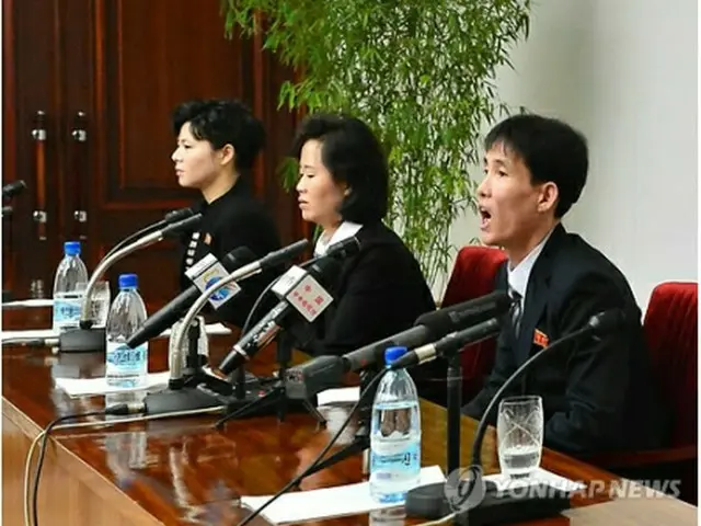 記者会見を行う元脱北者ら＝24日、ソウル（朝鮮中央通信＝聯合ニュース）