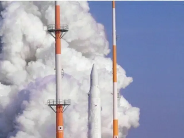 韓国初の人工衛星搭載ロケット「羅老」（提供写真）＝（聯合ニュース）