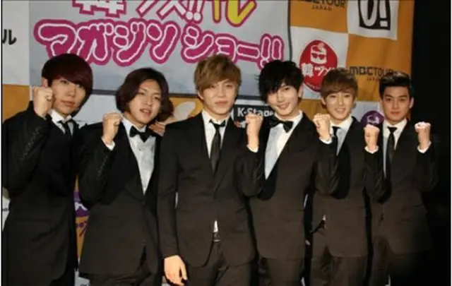 制作発表会でガッツポーズを取る「U-KISS」＝7日、東京（聯合ニュース）
