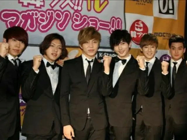 制作発表会でガッツポーズを取る「U-KISS」＝7日、東京（聯合ニュース）