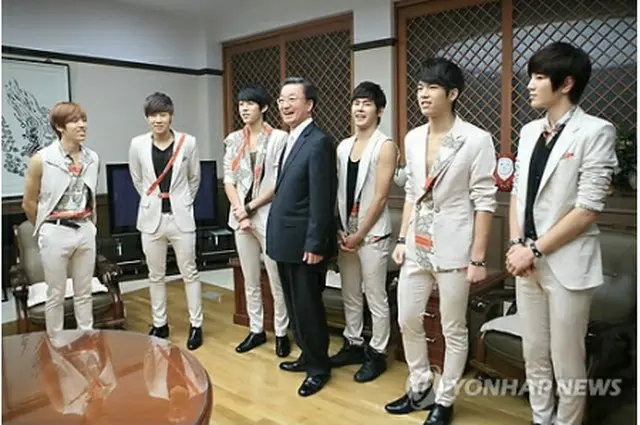 卒業する「INFINITE」のメンバー、写真中央は大学の総長（大慶大学提供）＝（聯合ニュース）