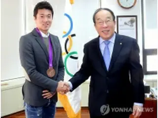 大韓体育会　独島セレモニーの朴鍾佑にメダル手渡す