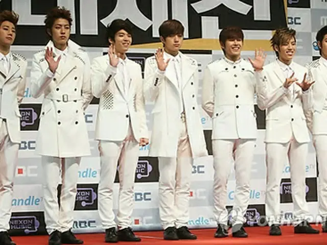 「INFINITE」ウヒョン（左から3番目）