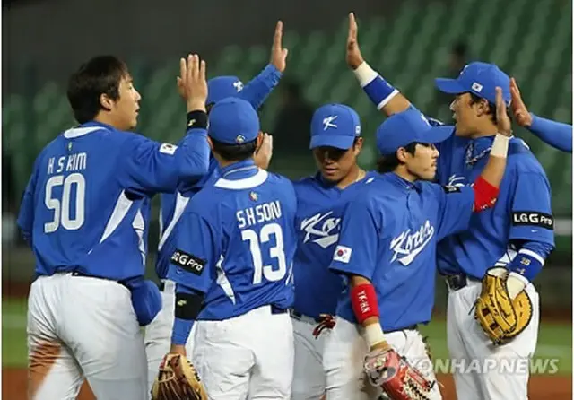 勝利を喜ぶ韓国選手＝4日、台中（聯合ニュース）