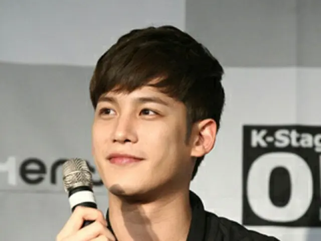 記者会見での俳優パク・ギウン